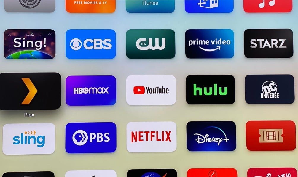 Infomir MAG IPTV boks og fjernbetjening tilsluttet tv