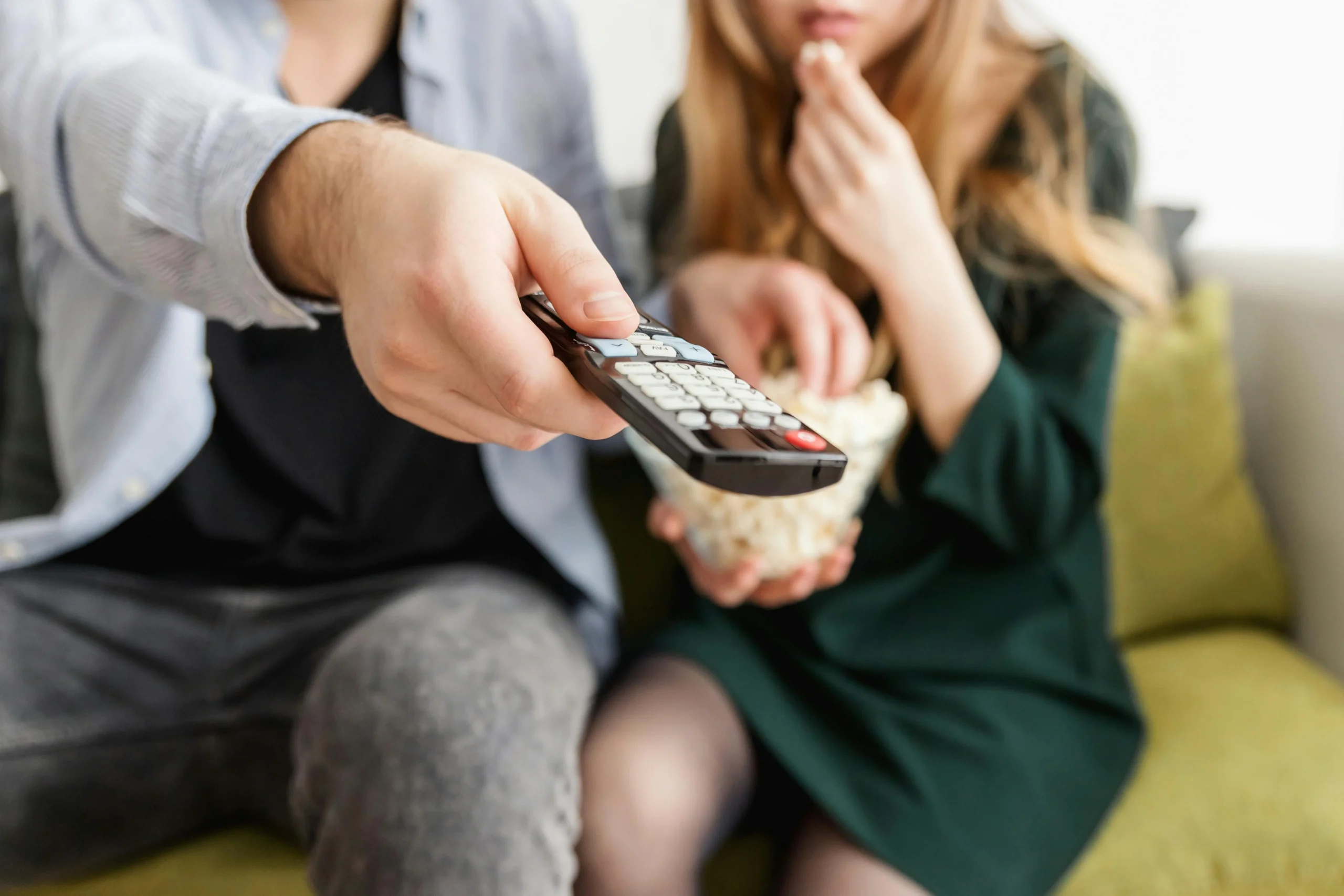 Fjernbetjening og fladskærms-tv klar til streaming med Fire TV Stick